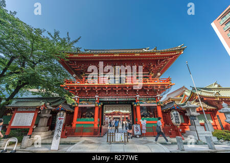 Tokyo, nel quartiere Chiyoda - 5 Agosto 2018 : Zuishin-mon, stile irimoya cancello principale costruito con legno di cipresso a Kanda Myojin o Kanda Jinja. Sacrario scintoista loca Foto Stock