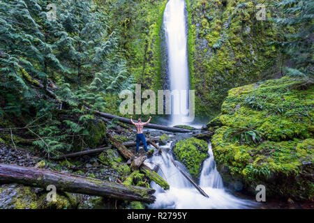 Escursionista maschio in piedi a Gorton Creek Falls, Columbia River Gorge, Oregon Foto Stock