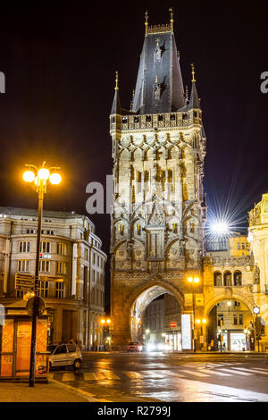 Repubblica Ceca, Praga. Il 20 agosto 2015. La Torre di Polvere e a Praga nella luce di lanterne. Un monumento architettonico del XV secolo. In corrispondenza della porta Foto Stock