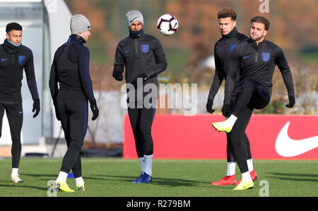 Inghilterra (da sinistra a destra) Jesse Lingard, Ben Chilwell, Marcus Rashford, Dele Alli e Kyle Walker durante la sessione di formazione presso Enfield Allenamento, Londra. Foto Stock