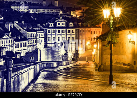 La strada di Praga nella luce di lanterne. Vista vintage. Vecchio stile retrò. Foto Stock