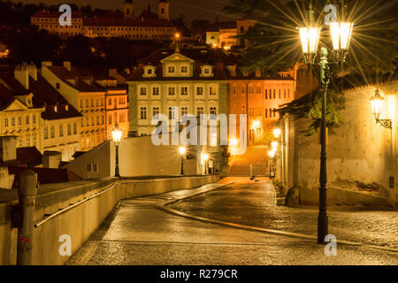 La strada di Praga nella luce di lanterne. Foto Stock