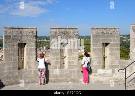 Due turisti o coppia di turisti sulla terrazza sul tetto del Palazzo dei Papi o Palais des Papes guardando a vista su Avignone Provenza Francia Foto Stock