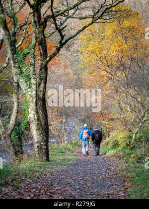 Due persone a piedi lungo un percorso dal fiume West Lyn a Lynmouth nel Parco Nazionale di Exmoor Devon, Regno Unito Foto Stock