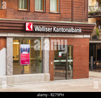 Zermatt, Svizzera - 16 Settembre 2018: un ufficio del Walliser Kantonalbank nella città di Zermatt. Il Walliser Kantonalbank è una banca cantonale Foto Stock