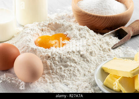Ingredienti per la pasta e pasticceria sul tavolo di legno Foto Stock