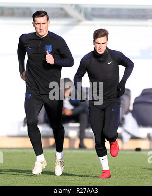 Lewis Dunk (a sinistra) e Harry Winks in Inghilterra durante la sessione di allenamento all'Enfield Training Ground di Londra. PREMERE ASSOCIAZIONE foto. Data immagine: Sabato 17 novembre 2018. Vedi PA storia CALCIO Inghilterra. Il credito fotografico dovrebbe essere: Steven Paston/PA Wire. Foto Stock