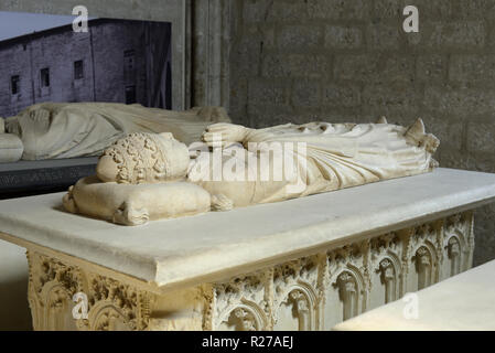 Tomba di Papa Clemente VI (1342-1352) copia in gesso del Papa in preghiera nel Palais des Papes o Palazzo dei Papi di Avignone Provenza Francia Foto Stock