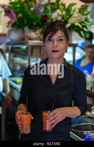 Rosa di pellegrini's serve la casa granita speciale il giorno due di apertura con servizio completo. Foto Stock