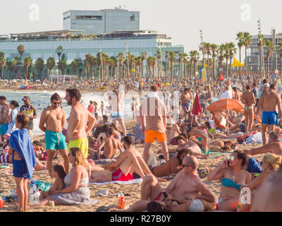Barcellona, Spagna - 5 Agosto 2018: City Beach, lunga 400 metri, è una delle dieci migliori spiagge urbane del mondo. I turisti il resto lungo la spiaggia di Barceloneta. Foto Stock