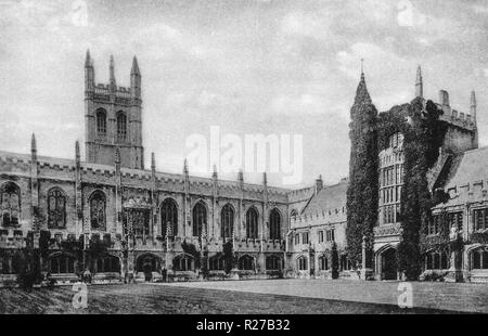 Oxford, Magdalen collage, la città è conosciuta in tutto il mondo come la casa dell'Università di Oxford, la più antica università del mondo di lingua inglese.[11] edifici di Oxford dimostrano notevoli esempi di ogni lingua inglese periodo architettonico fin dal tardo periodo sassone. Oxford è conosciuta come la città delle guglie sognanti', un termine coniato dal poeta Matthew Arnold. Oxford ha una ampia base economica. Le sue industrie includono motor manufacturing, istruzione, pubblicazione e un gran numero di informazioni e di tecnologia basata sulla scienza imprese, alcuni essendo propaggini accademico. Foto Stock