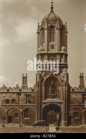 Oxford, tom tower, la città è conosciuta in tutto il mondo come la casa dell'Università di Oxford, la più antica università del mondo di lingua inglese.[11] edifici di Oxford dimostrano notevoli esempi di ogni lingua inglese periodo architettonico fin dal tardo periodo sassone. Oxford è conosciuta come la città delle guglie sognanti', un termine coniato dal poeta Matthew Arnold. Oxford ha una ampia base economica. Le sue industrie includono motor manufacturing, istruzione, pubblicazione e un gran numero di informazioni e di tecnologia basata sulla scienza imprese, alcuni essendo propaggini accademico. Foto Stock