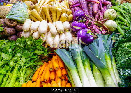 Mercato vegetale fresco Stall varietà di radici vegetali, Alicante Spagna Foto Stock