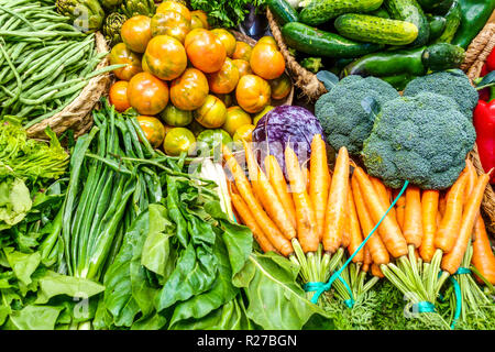 Abbondanza di verdure fresche, tra cui carote, broccoli, pomodori e verdure in un mercato agricolo di Valencia Foto Stock