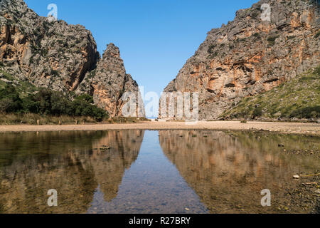Sturzbach Torrent de Pareis durch die Schlucht bei Sa Calobra, Serra de Tramuntana, Mallorca, Balearen, Spanien | Torrent de Pareis e gola, Sa Cal Foto Stock