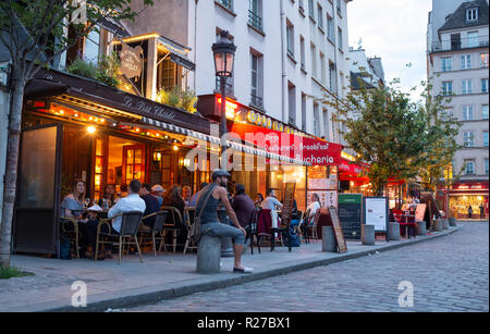 Vista esterna di Ristoranti nel Quartier Latin al crepuscolo, Parigi, Francia Foto Stock
