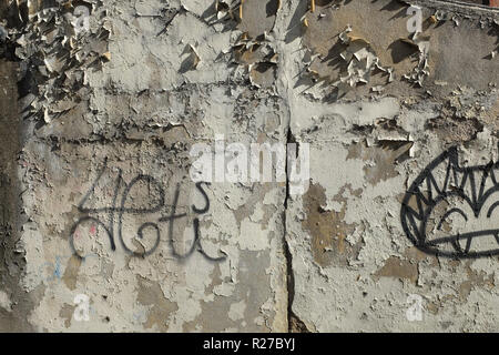 Close up di spellatura della vernice sul muro, Parigi, Francia Foto Stock