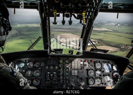 Royal Navy di ricerca e salvataggio operativo da RNAS Culdrose su una missione di addestramento sulla costa della Cornovaglia. Foto Stock