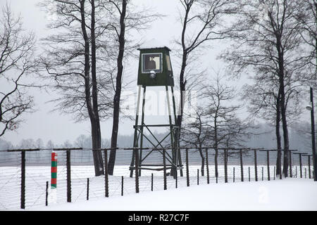 DRUSKININKAI, Lituania - Jan 07, 2011: torre di guardia a Grutas Park (Gruto eskimo), un giardino di sculture dell era sovietica statue e una esposizione di altri Foto Stock