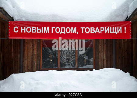 DRUSKININKAI, Lituania - Jan 07, 2011: Banner 'Felice Anno Nuovo, compagni' su dell era sovietica nel museo Grutas Park (Gruto eskimo), esposizione di ide sovietica Foto Stock