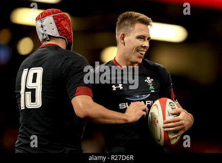 Il Galles Liam Williams (destra) celebra una prova con il compagno di squadra del Galles' Cory Hill (sinistra) durante l'autunno partita internazionale presso il Principato Stadium di Cardiff. Foto Stock