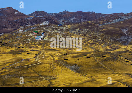 Vista incredibile di Busteni montagne visto da Cota 2000 Sinaia ,Romania Foto Stock