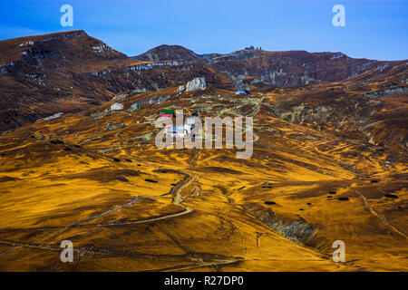 Vista incredibile di Busteni montagne visto da Cota 2000 Sinaia ,Romania Foto Stock