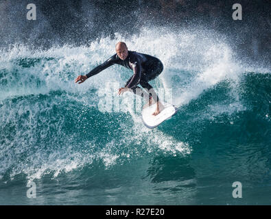 Surfer in azione. Foto Stock