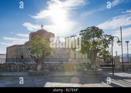 Chiesa ortodossa di Maria vergine con campanile nel villaggio di Asklipio (Rhodes, Grecia) Foto Stock