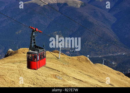 COTA 1400, Sinaia, Romania - 10 novembre 2018. Cavo rosso auto e trasporto a 2000 m in montagne di Bucegi stagione autunnale, Sinaia, Romania Foto Stock