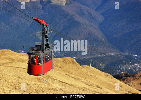 COTA 1400, Sinaia, Romania - 10 novembre 2018. Cavo rosso auto e trasporto a 2000 m in montagne di Bucegi stagione autunnale, Sinaia, Romania Foto Stock