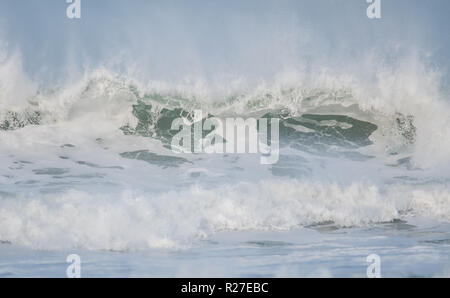 Grandi onde costruire sulla costa di conrwall Foto Stock