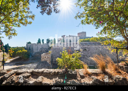 Grand master palace e le mura della città medievale di Rodi (Rhodes, Grecia) Foto Stock
