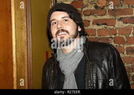 NEW YORK, NY - DICEMBRE 11: WES Hutchinson partecipa al libro firmando per il nuovo libro 'Rockettes, Rockstars & Rock Bottom' alla Rockwood Music Hall il 11 Dicembre 2010 a New York City. (Foto di Steve Mack/Alamy) Foto Stock