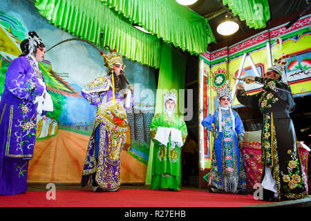 Bangkok, Tailandia : itineranti opera cinese attori esibirsi sul palco durante un tour in thailandia. Foto Stock