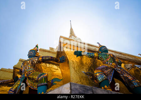 Bangkok, Tailandia : custodire Yaksha demon statue del Golden Chedi (stupa) al Wat Phra Kaew o il Tempio del Buddha di Smeraldo entro le pareti Foto Stock