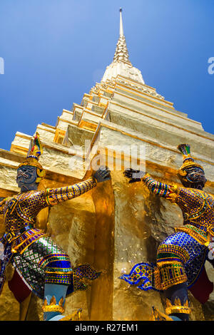 Bangkok, Tailandia : custodire Yaksha demon statue del Golden Chedi (stupa) al Wat Phra Kaew o il Tempio del Buddha di Smeraldo entro le pareti Foto Stock