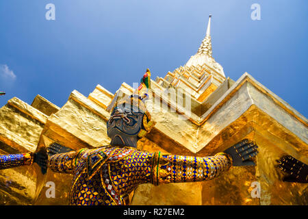 Bangkok, Tailandia : custodire Yaksha demon statue del Golden Chedi (stupa) al Wat Phra Kaew o il Tempio del Buddha di Smeraldo entro le pareti Foto Stock