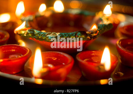 Riprese macro di diyas essendo acceso il Diwali in India Foto Stock