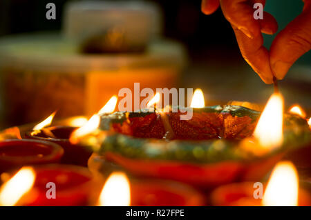 Riprese macro di diyas essendo acceso il Diwali in India Foto Stock