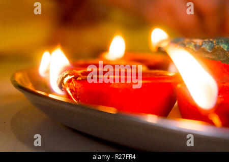 Riprese macro di diyas essendo acceso il Diwali in India Foto Stock