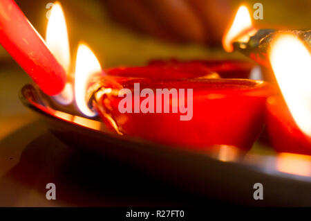 Riprese macro di diyas essendo acceso il Diwali in India Foto Stock