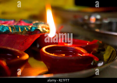 Riprese macro di diyas essendo acceso il Diwali in India Foto Stock