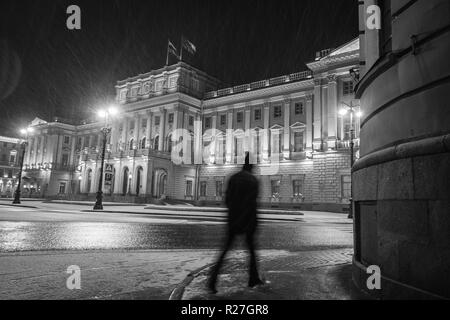 Ottobre 28, 2018 - San Pietroburgo, Russia. Un'assemblea legislativa edificio (palazzo Mariinsky), in bianco e nero vista notturna in inverno Foto Stock