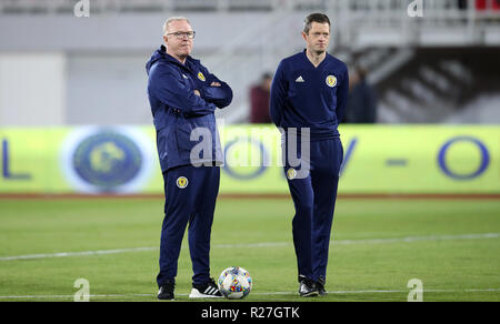 Scozia responsabile Alex McLeish (sinistra) durante la UEFA lega delle nazioni, gruppo C1 corrispondono al Loro Parque Borici Stadium, Scutari. Foto Stock