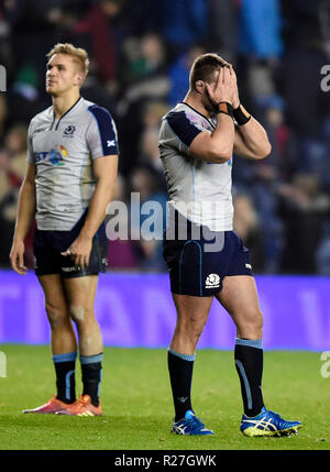 Sconsolato Scozia giocatori Chris Harris e Alan Dell dopo l'autunno partita internazionale di BT Murrayfield, Edimburgo. Stampa foto di associazione. Picture Data: Sabato 17 Novembre, 2018. Vedere PA storia RUGBYU Scozia. Foto di credito dovrebbe leggere: Ian Rutherford/filo PA. Restrizioni: solo uso editoriale, nessun uso commerciale senza previa autorizzazione Foto Stock