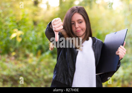 Donna o giovani caucasici collegio europeo ragazza o studente con cartella con gesto negativo perché lei ha fallito l'esame finale e non come a Foto Stock