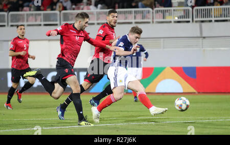 Scozia James Forrest (centro) punteggi al suo fianco il terzo obiettivo del gioco durante la UEFA lega delle nazioni, gruppo C1 corrispondono al Loro Parque Borici Stadium, Scutari. Foto Stock