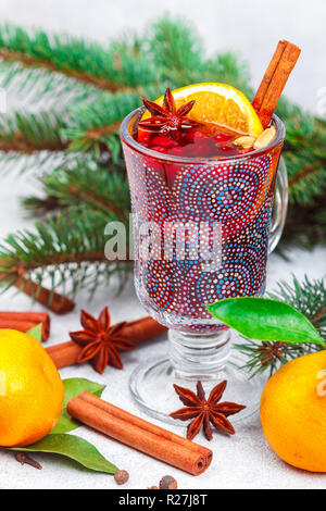 Tradizionale Natale rimuginassero vino rosso con cannella, cardamomo e anice stellato, arance, mandarini e mirtilli rossi su un vecchio tavolo luminoso. bevanda calda per Foto Stock