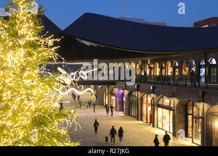 Albero di natale in gocce di carbone cantiere piazza, a Kings Cross, London, Regno Unito Foto Stock